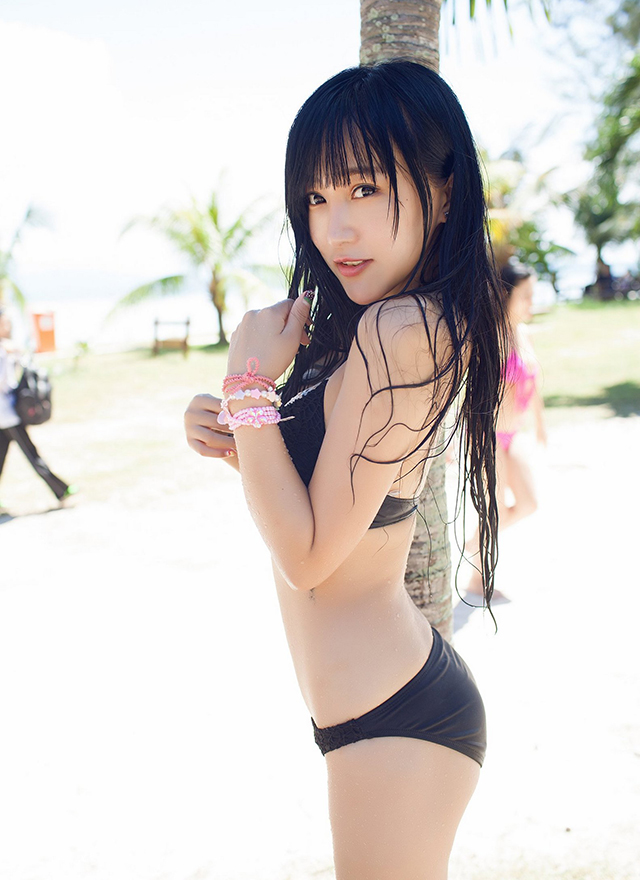 气质美女杨上萱性感比基尼海滩诱惑写真