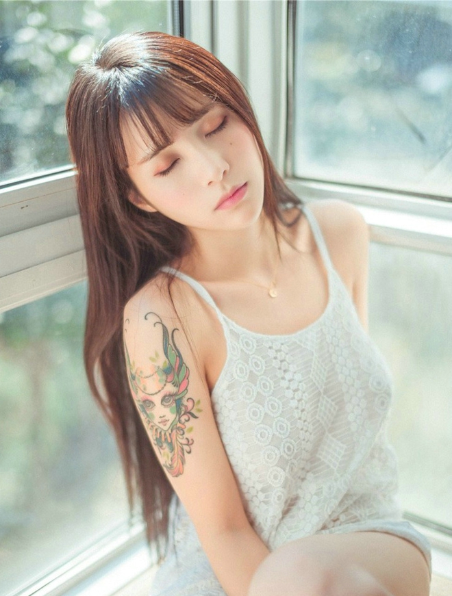 娇媚极品白色蕾丝尤物美女夏美酱床上写真