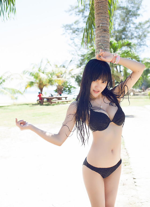 气质美女杨上萱性感比基尼海滩诱惑写真
