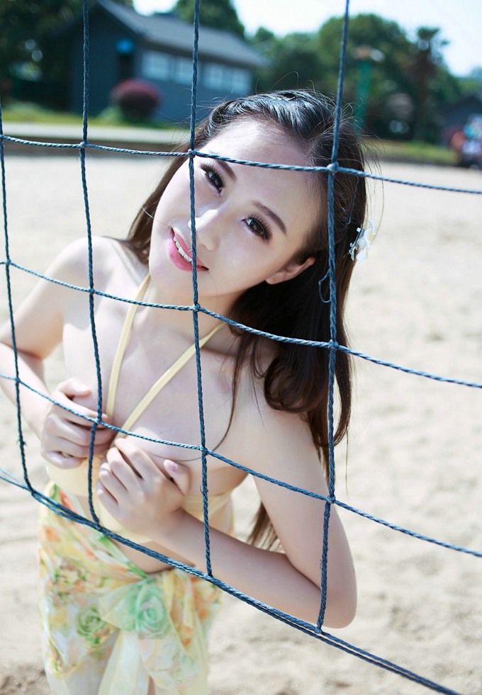 童颜巨乳嫩模月音瞳性感内衣写真