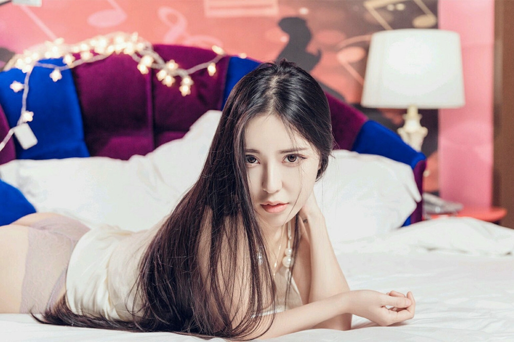 Suki_baby床上惹火诱惑迷人妩媚写真