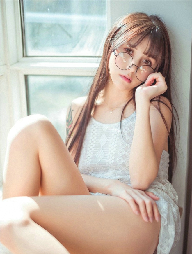 娇媚极品白色蕾丝尤物美女夏美酱床上写真