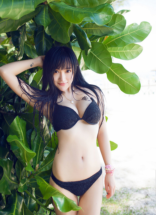 气质美女杨上萱性感比基尼海滩诱惑写真