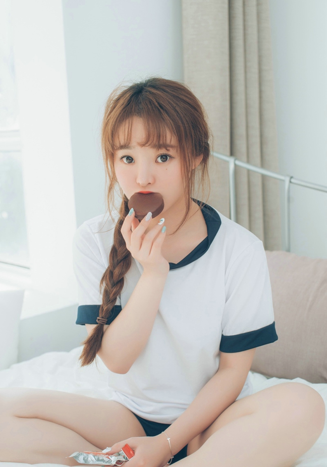 童颜巨乳柳侑绮丰满俏皮白嫩酥胸私房销魂挑逗诱人写真