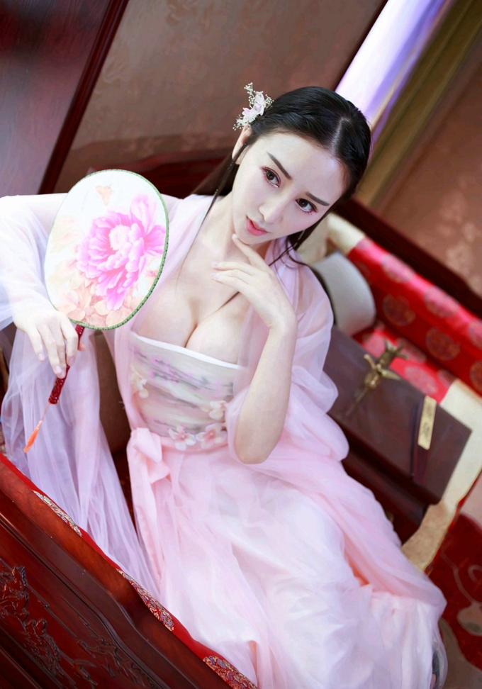 邹晶晶古典装豪乳诱惑迷人写真