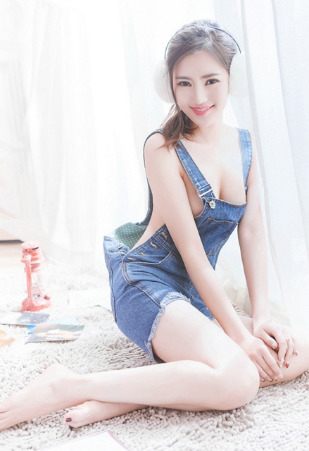 嫩模李昔雨真空上阵笑容甜美私房照