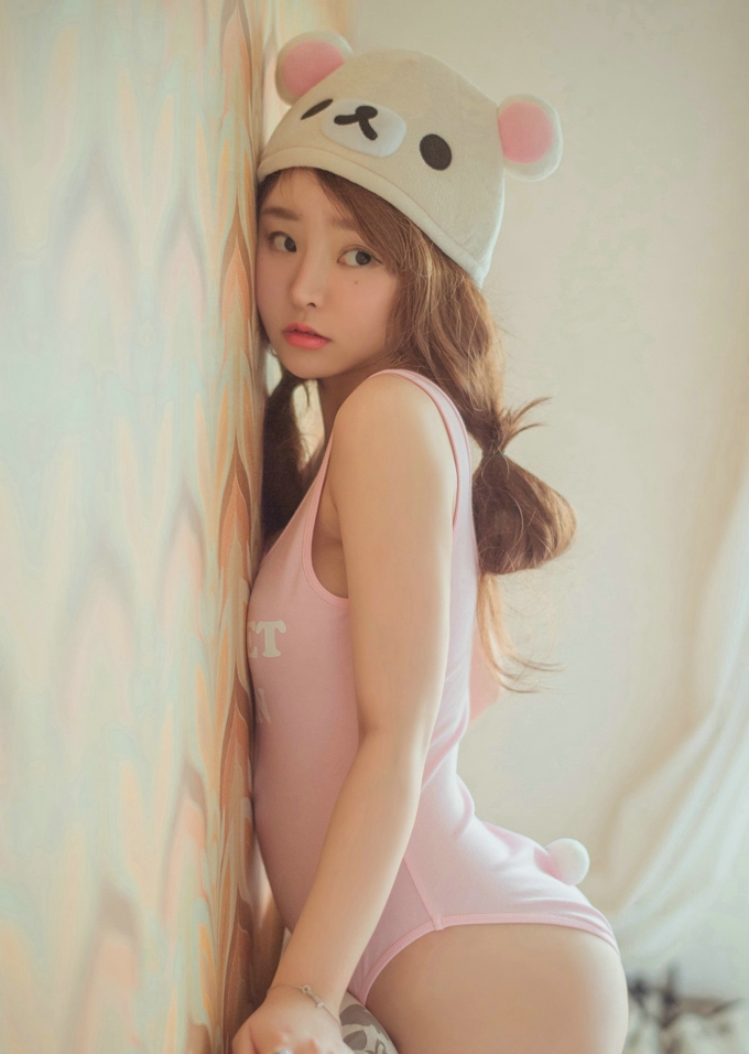 可爱萝莉柳侑绮居家粉色松熊连体衣秀完美身材卖萌写真