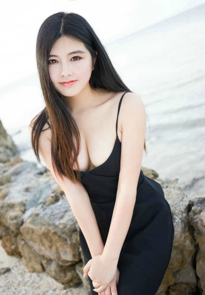 女神娜露Selena诱惑迷人黑丝吊带裙美乳气质性感妖娆写真
