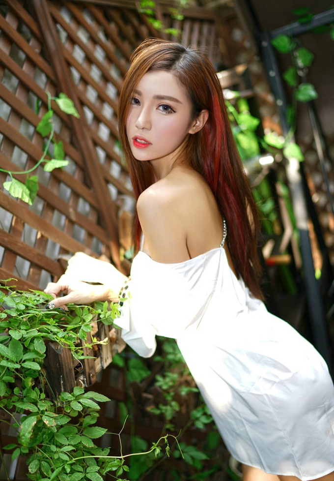 梦小楠小夜猫白色衬衫半脱诱惑纹身美腿气质妩媚写真