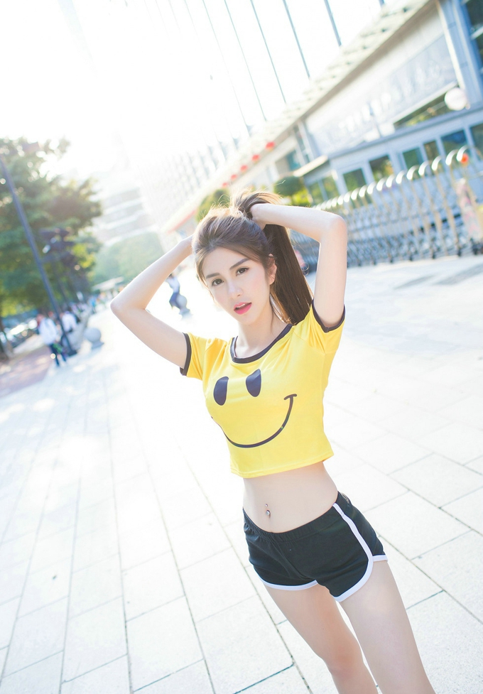 李李七七喜喜靓丽黄色上衣美腿气质写真