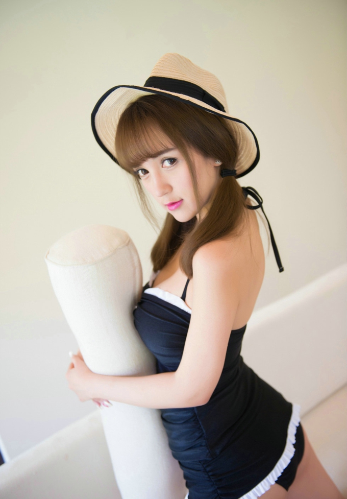 牛仔外套黑色内衣美乳诱惑写真
