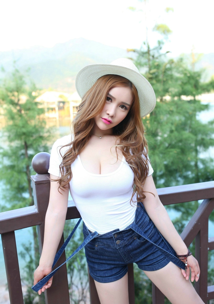 气质美女于姬Una性感巨乳翘臀写真