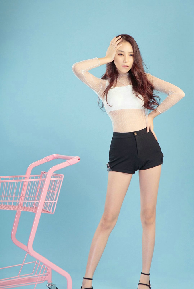 性感诱惑美少妇白色蕾丝内衣迷人美腿写真
