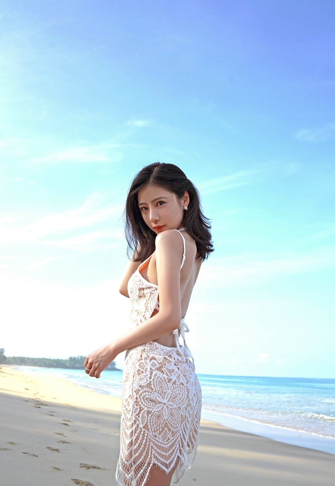 蕾丝挂脖美背连衣裙施忆佳KITTY女神气质海边风情靓丽美腿写真