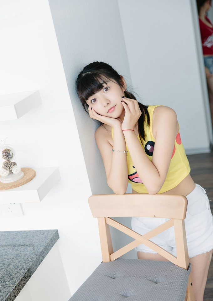超短上衣可爱妹子卖萌美腿写真