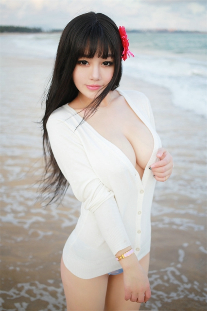 童颜巨乳女神可儿海边性感酥胸写真