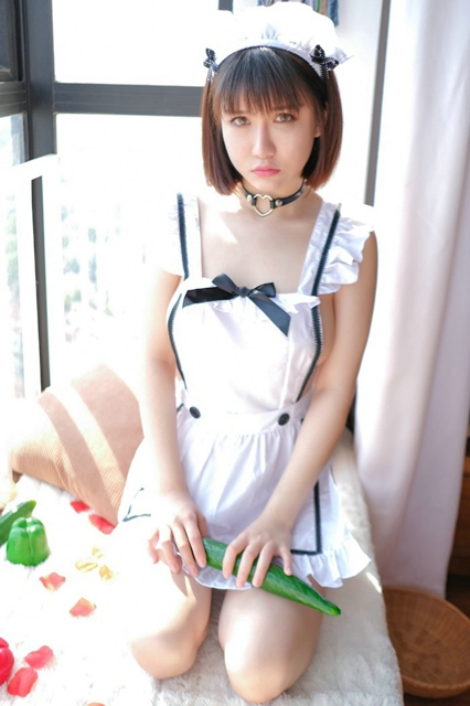 白丝女仆装上演制服诱惑撩人写真