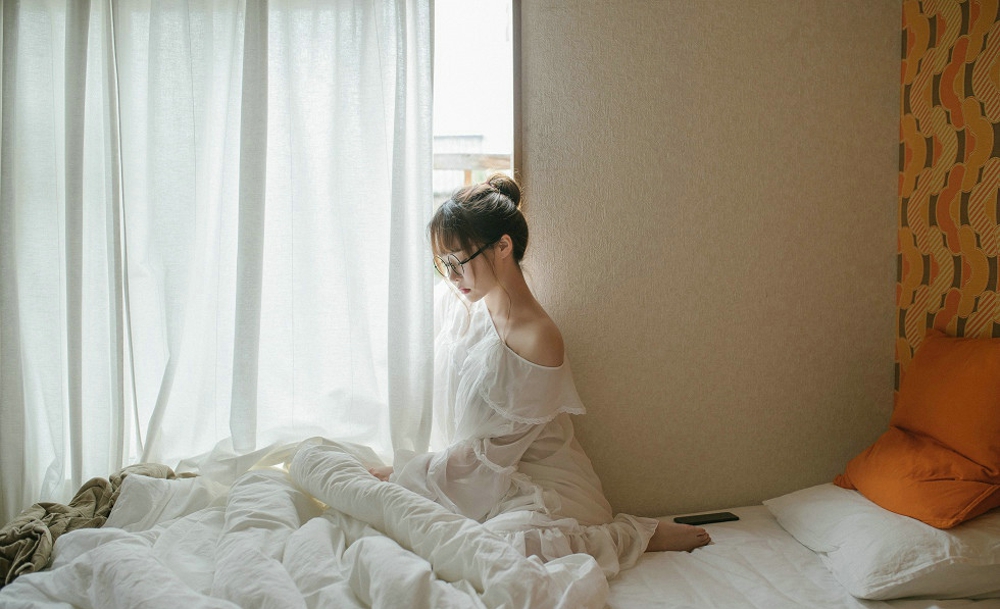 可爱萝莉柳侑绮居家粉色松熊连体衣秀完美身材卖萌写真