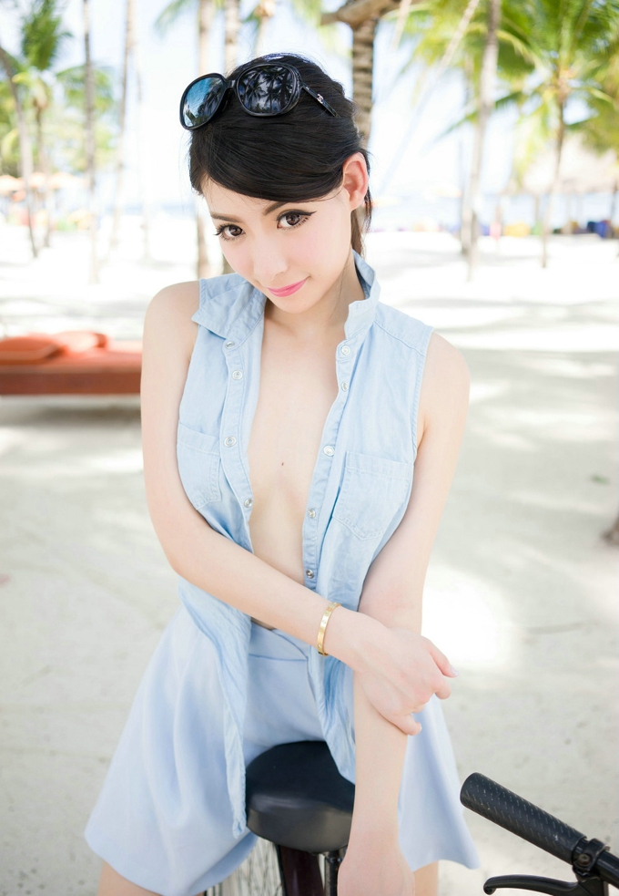 气质美女Mara酱清凉性感诱惑迷人美乳翘臀大长腿养眼写真