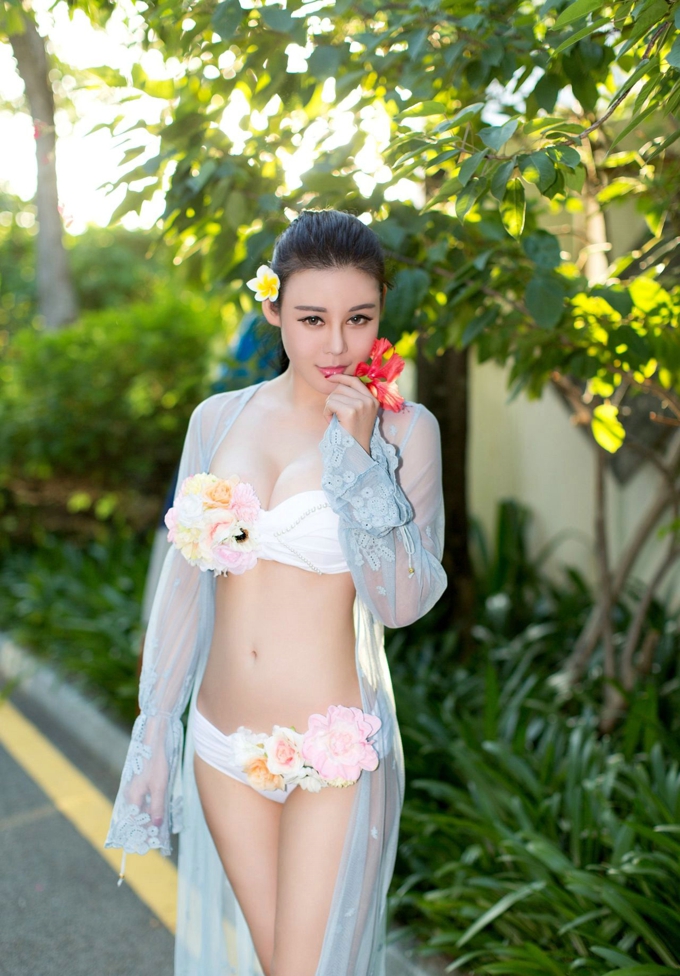 美女叶佳颐清新比基尼火辣身材翘臀写真