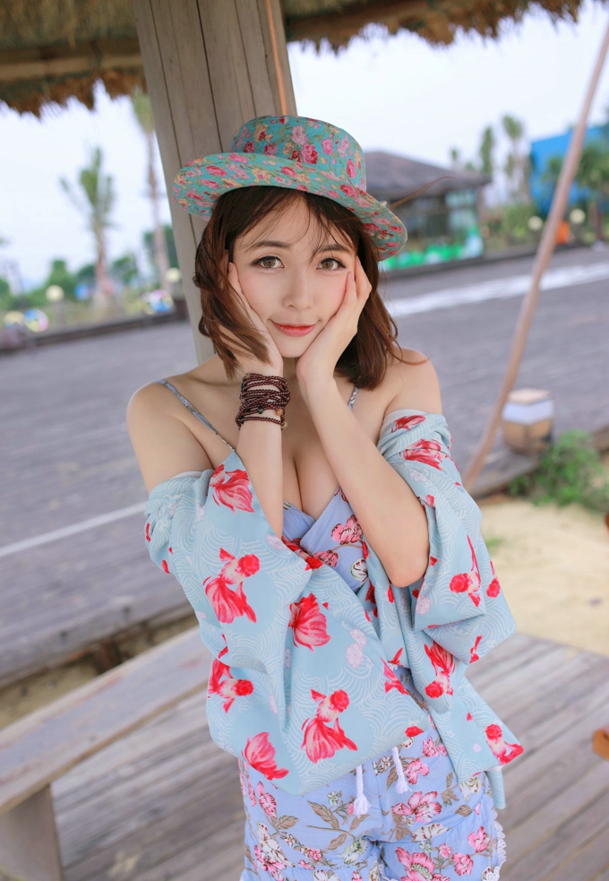 海边风情美乳气质嫩模诱惑写真