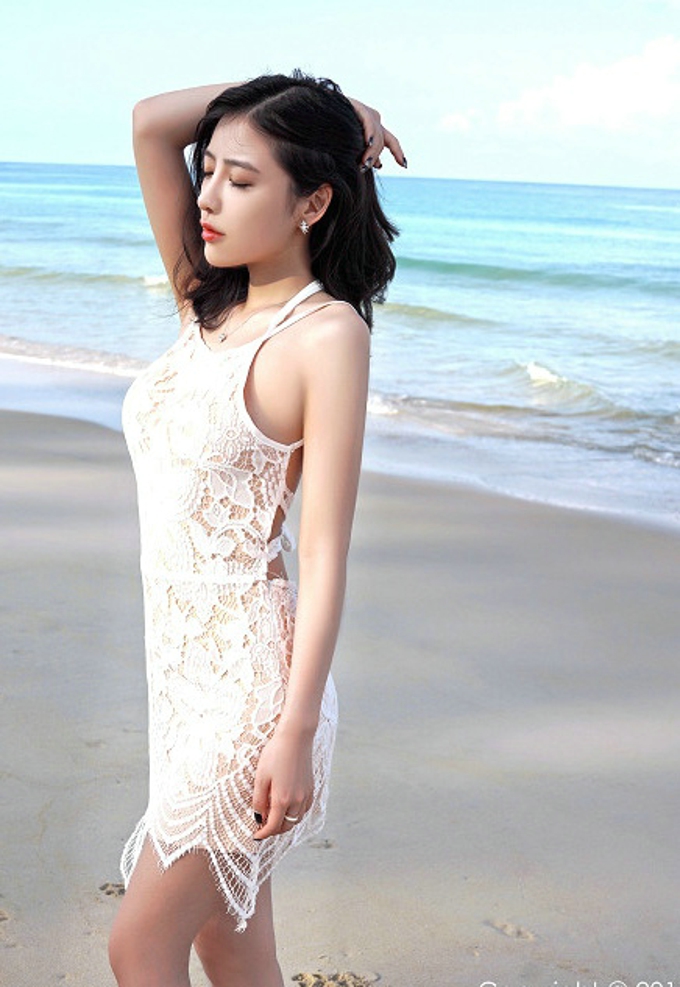 蕾丝挂脖美背连衣裙施忆佳KITTY女神气质海边风情靓丽美腿写真