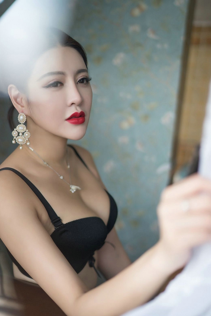 美女美希子诱惑内衣黑色大胸美腿妖娆身姿火辣写真
