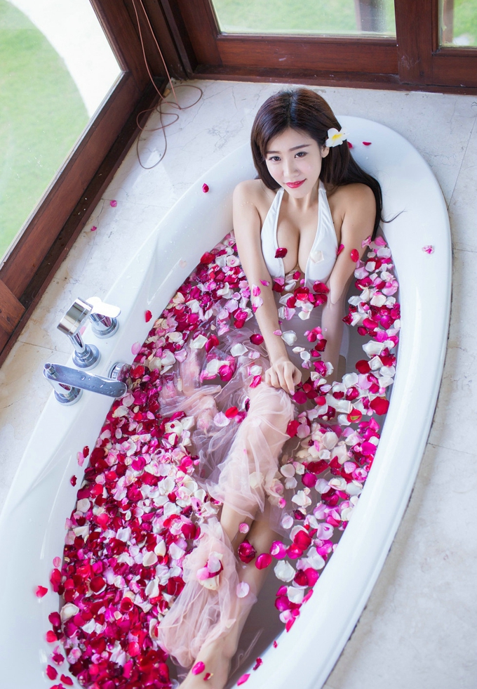 程小烦不烦花瓣浴性感爆乳写真