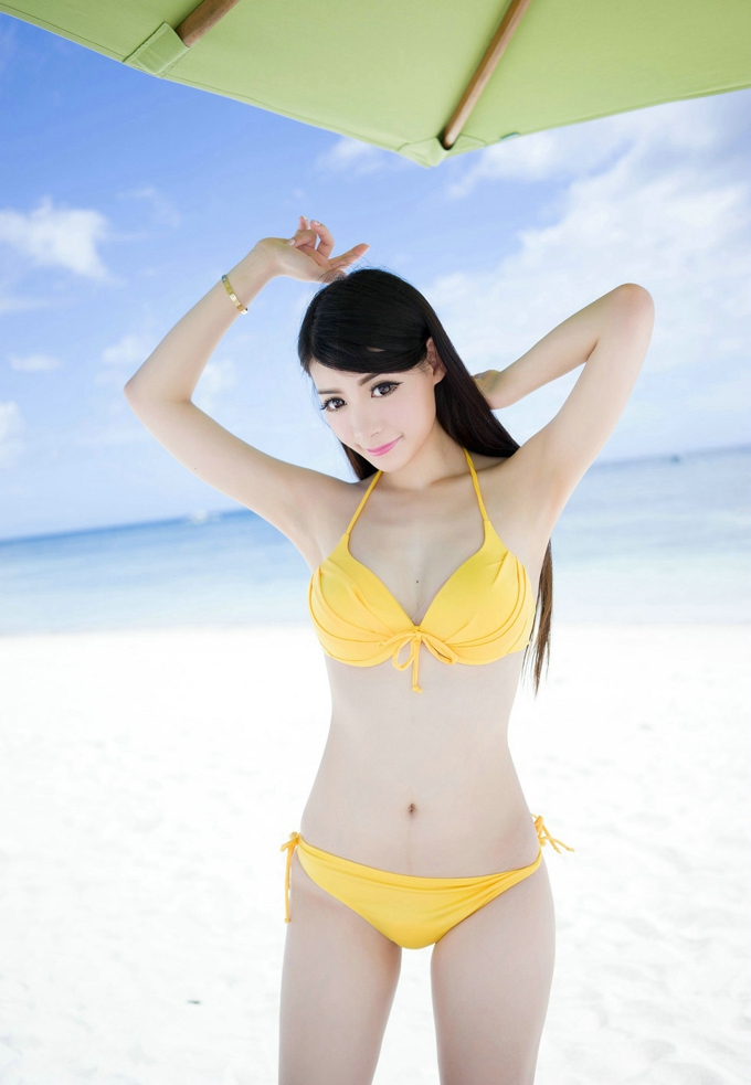 清凉气质比基尼诱惑性感美乳翘臀女神Mara酱海滩风情写真