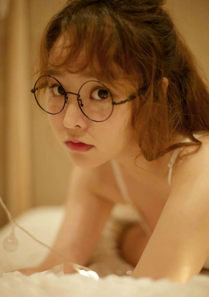 迷人柳侑绮私房性感诱惑美乳翘臀白嫩肌肤激情活力写真