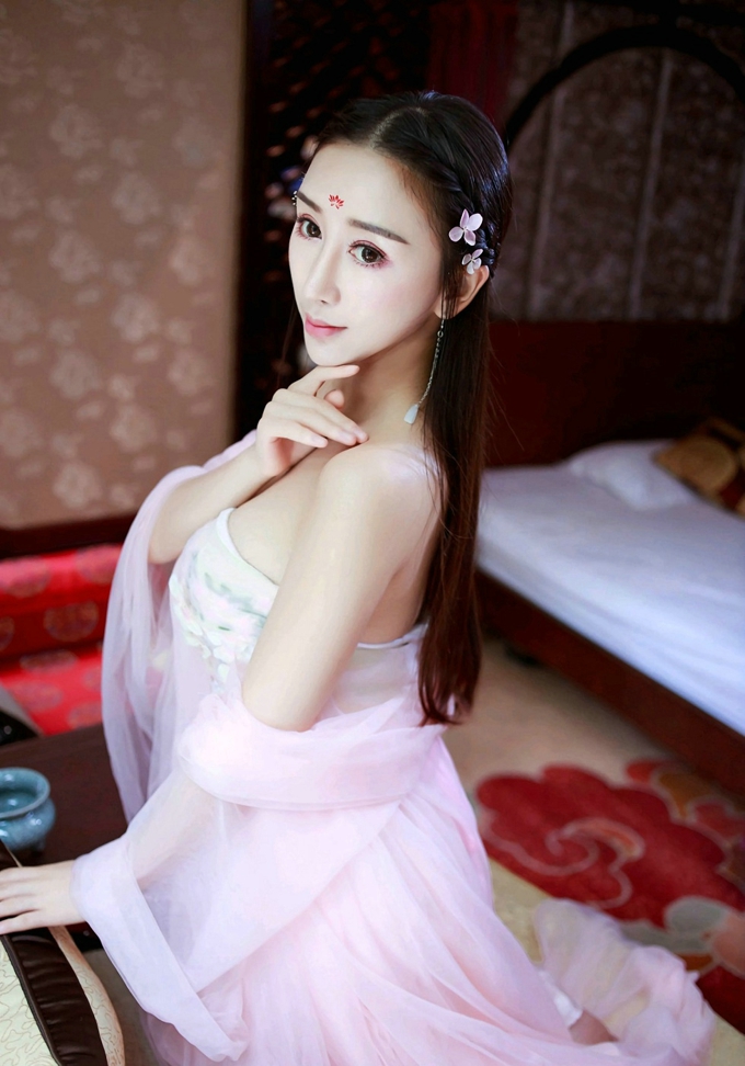 邹晶晶古典装豪乳诱惑迷人写真