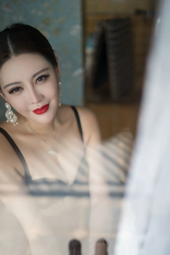 美女美希子诱惑内衣黑色大胸美腿妖娆身姿火辣写真