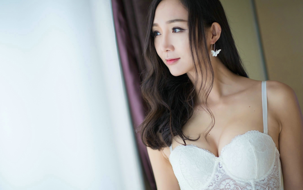 白色蕾丝内衣性感美乳诱惑女神蓓蓓maggie居家私房丰润翘臀写真