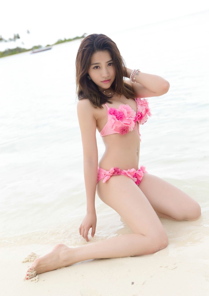 许诺Sabrina比基尼爆乳诱惑迷人私房写真