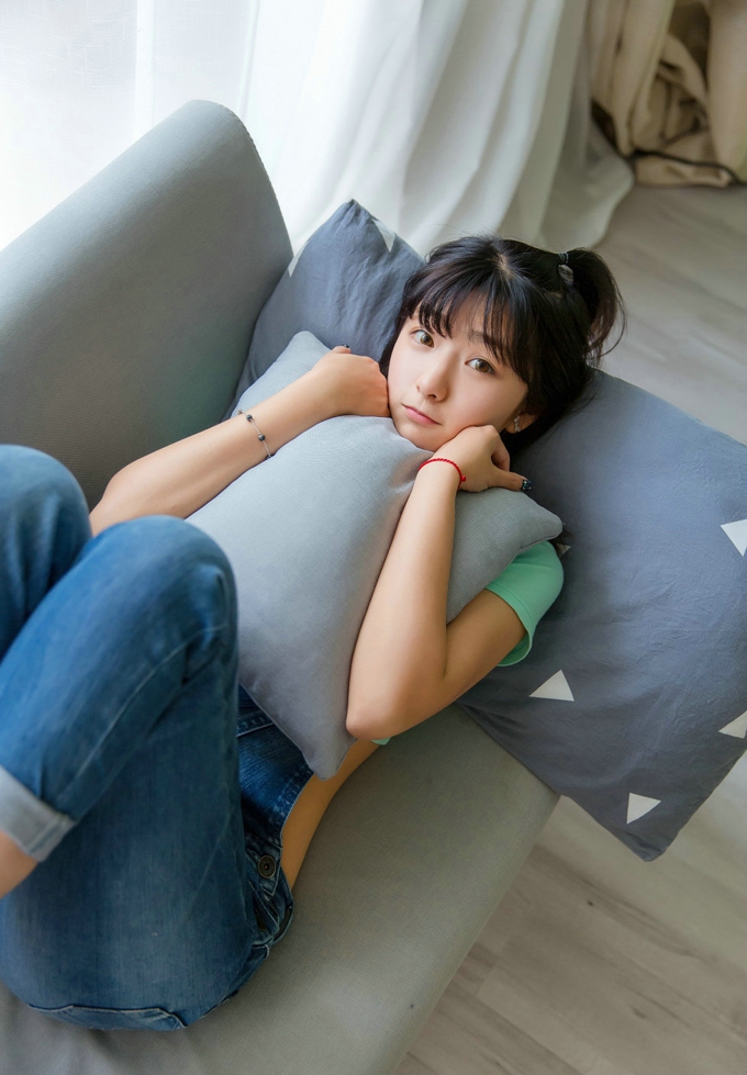 清纯气质萝莉巨乳球球诱惑迷人妖娆性感养眼私房写真