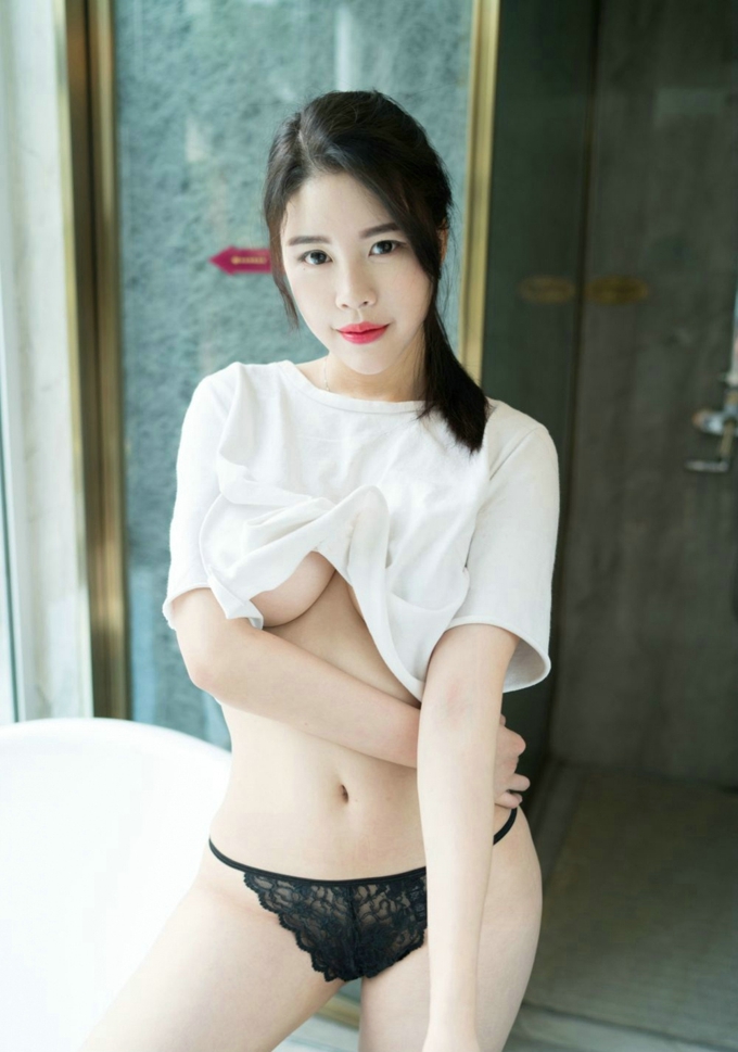 丰满美女莉尔性感私房美胸诱人气质妖娆妩媚蕾丝内裤翘臀写真