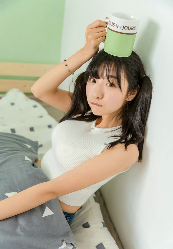 清纯气质萝莉巨乳球球诱惑迷人妖娆性感养眼私房写真