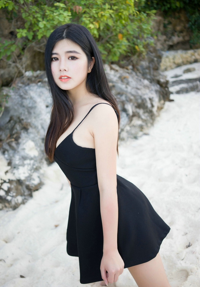 女神娜露Selena诱惑迷人黑丝吊带裙美乳气质性感妖娆写真