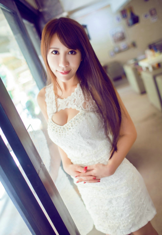 开胸连衣裙巨乳诱惑迷人模特艾惟性感气质美腿写真