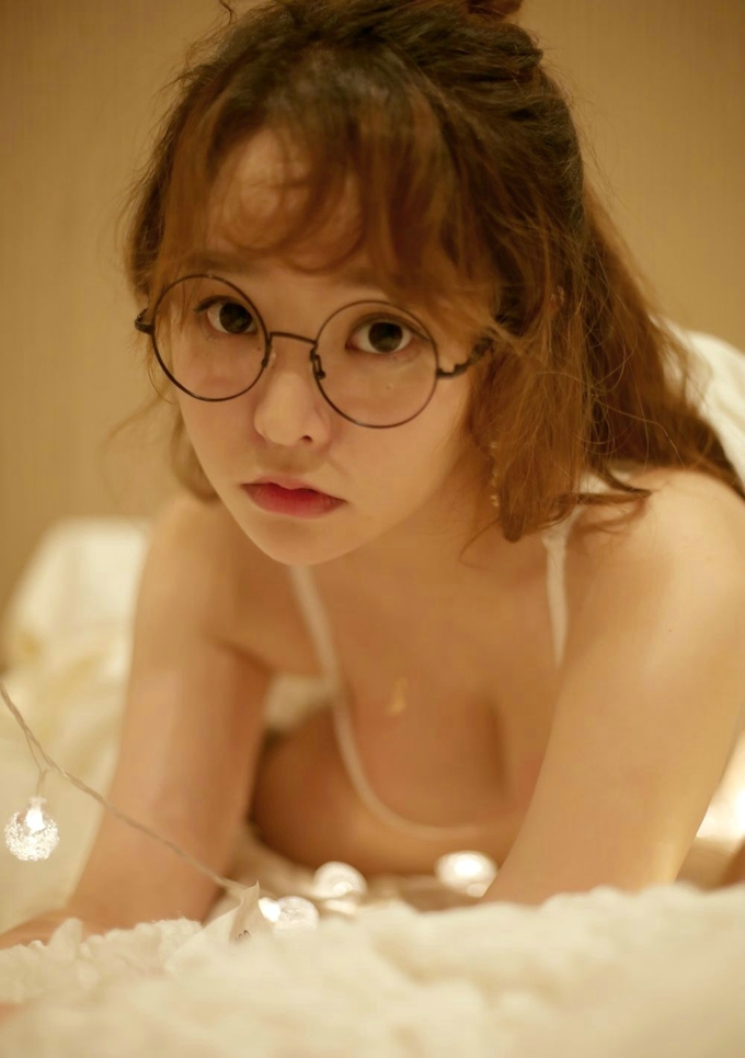 迷人柳侑绮私房性感诱惑美乳翘臀白嫩肌肤激情活力写真