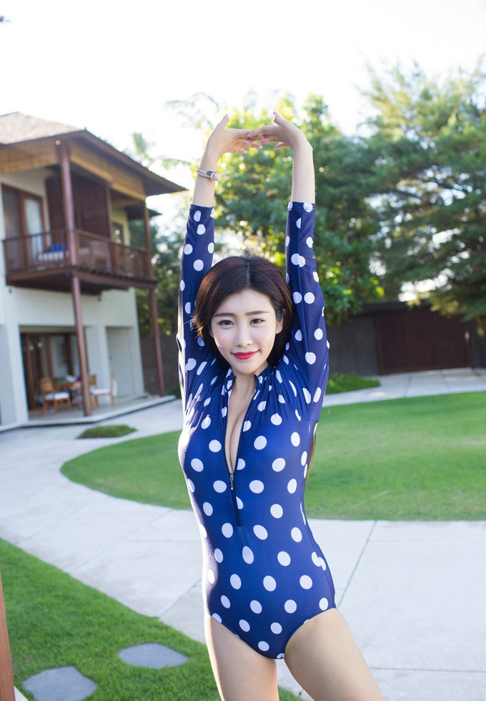 大胸美女紧身衣程小烦不烦妩媚写真