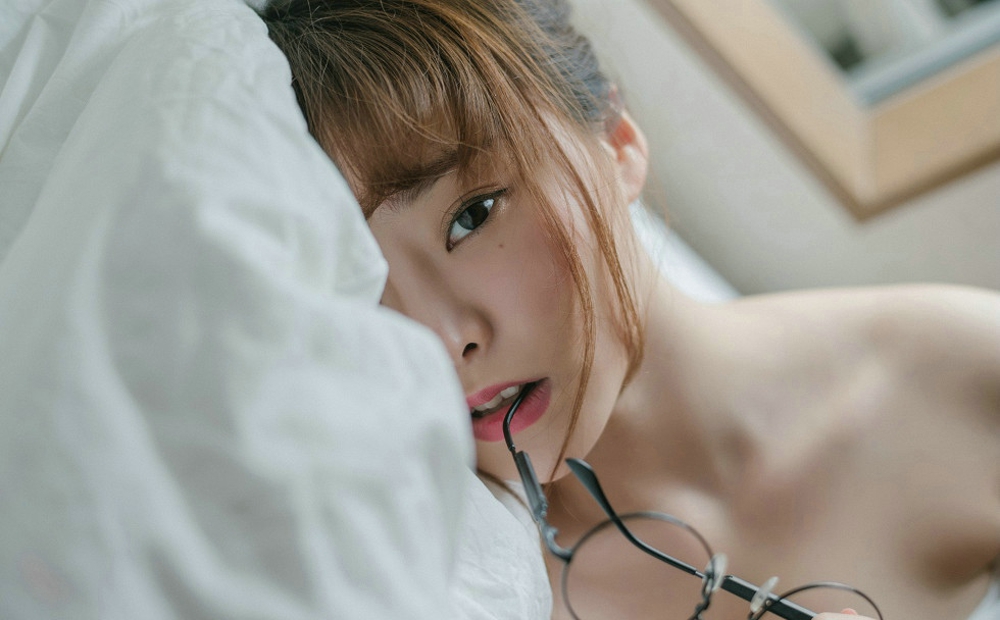 可爱萝莉柳侑绮居家粉色松熊连体衣秀完美身材卖萌写真