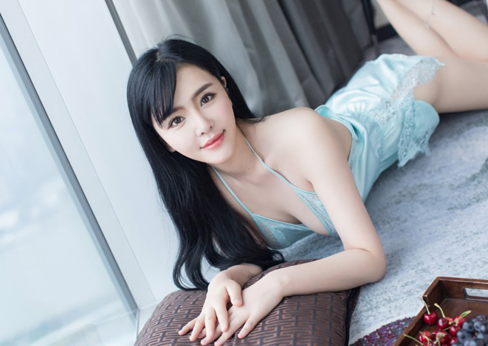 童颜妹子刘钰儿双峰高耸酥胸半露性感私房照