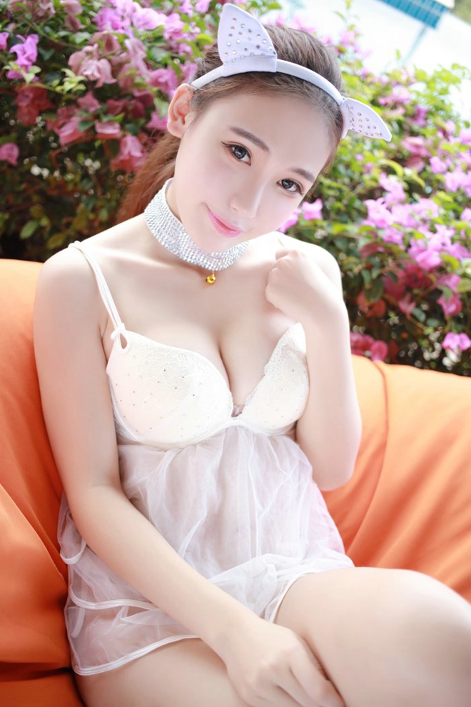 翘臀嫩肤美胸美女室外俏皮阳光诱惑写真