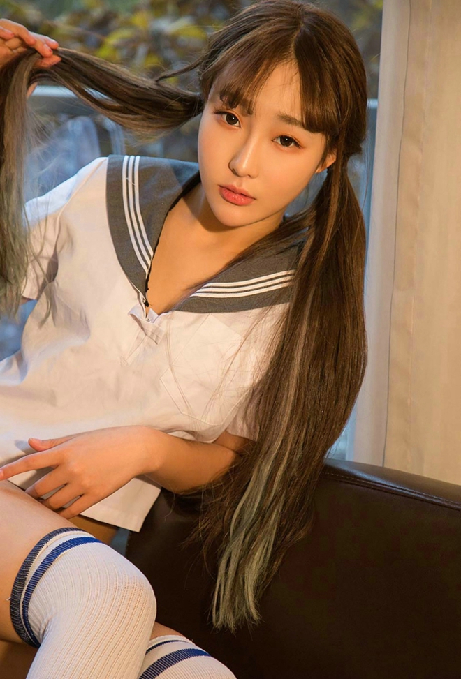 性感火辣童颜巨乳嫩模含含居家水手服蕾丝妖娆销魂诱惑写真