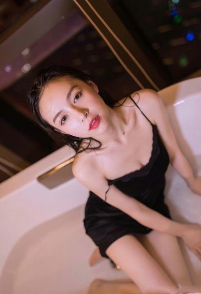 白嫩少女性感湿身美乳娇俏写真
