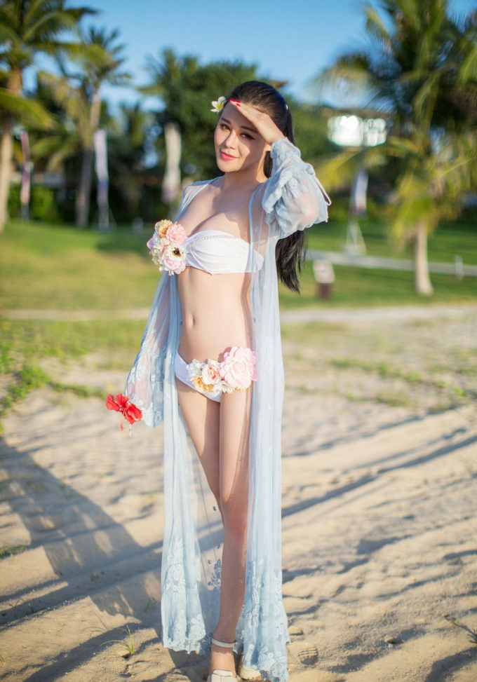 美女叶佳颐清新比基尼火辣身材翘臀写真