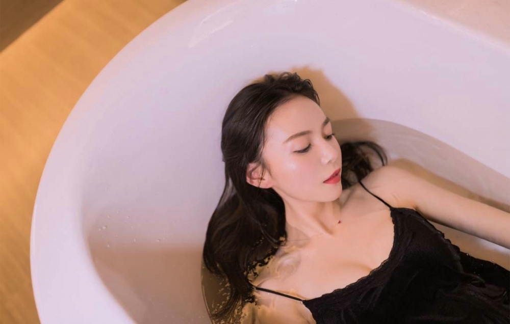 白嫩少女性感湿身美乳娇俏写真