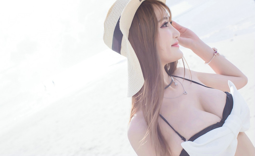 妤薇Vivian比基尼诱惑豪乳翘臀写真