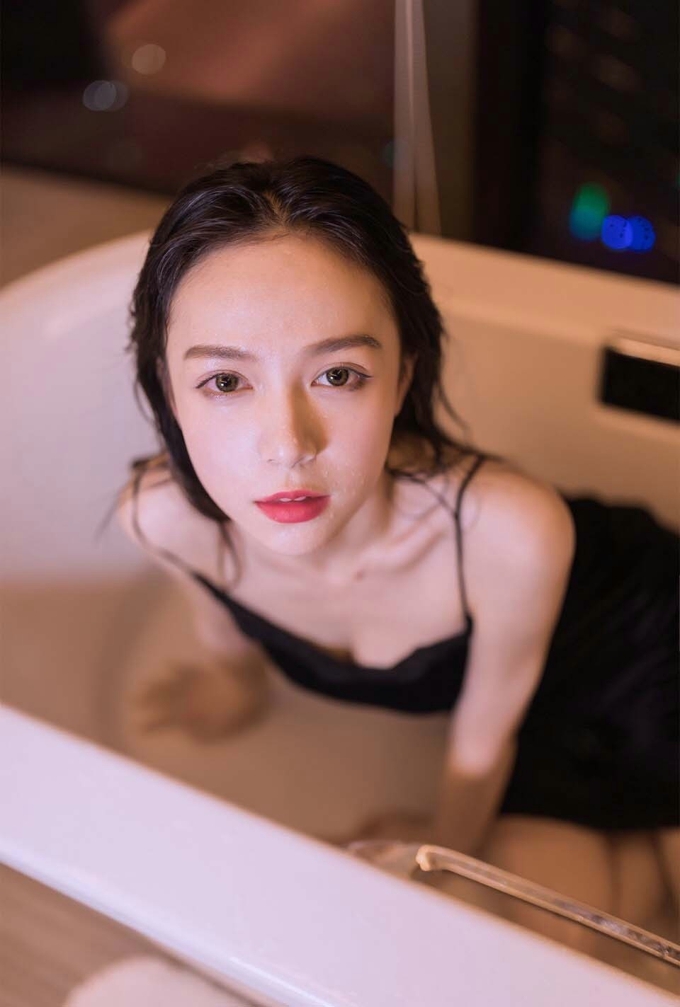 白嫩少女性感湿身美乳娇俏写真
